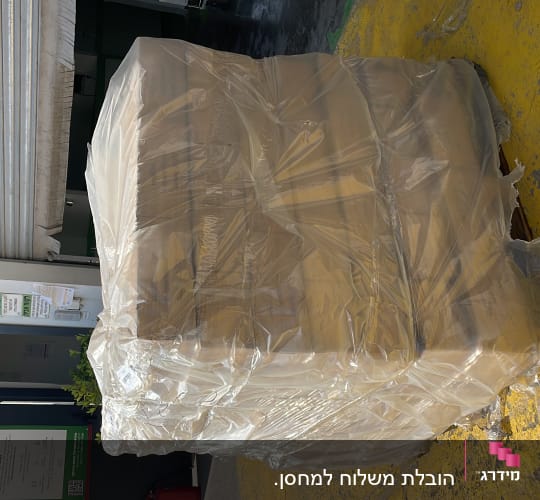 משטח קרטונים עטוף בניילון מוכן להובלה